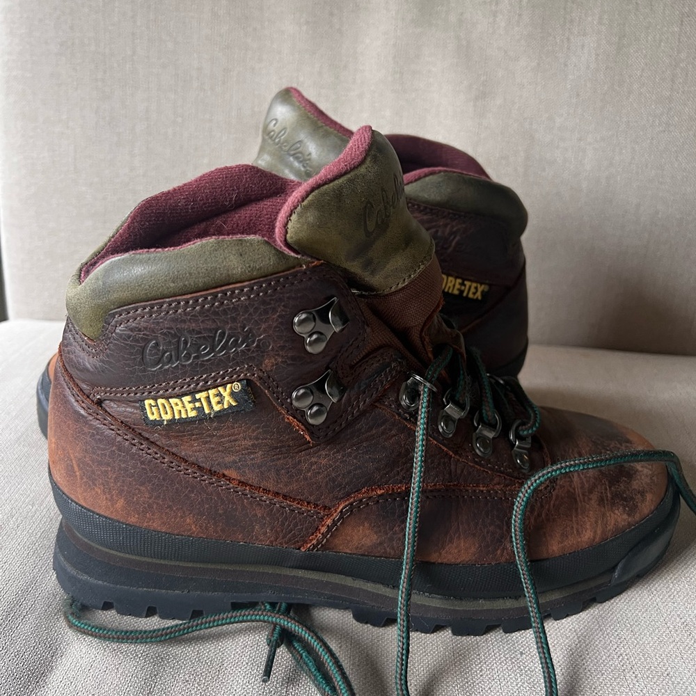 Cabela’s Gore-Tex leather hiking boot. Size 8.5 men’s.